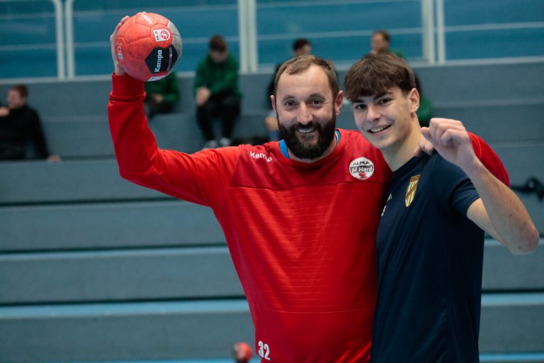 <p class="caption">Hard-Keeper Golub Doknic mit Austria-Lustenau-Torhüter Simon Nesler-Täubl.<span class="media-container dcx_media_rtab" data-dcx_media_config="{}" data-dcx_media_type="rtab"> </span><span class="marker">Hartinger</span></p>