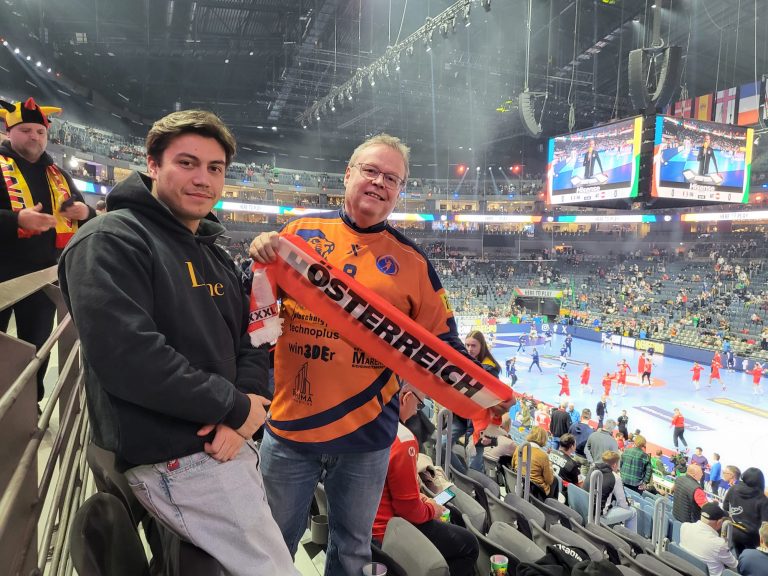 HcB-Lauterach-Obmann Ernst Fessler mit Sohn Dominic vor der Frankreich-Partie. 