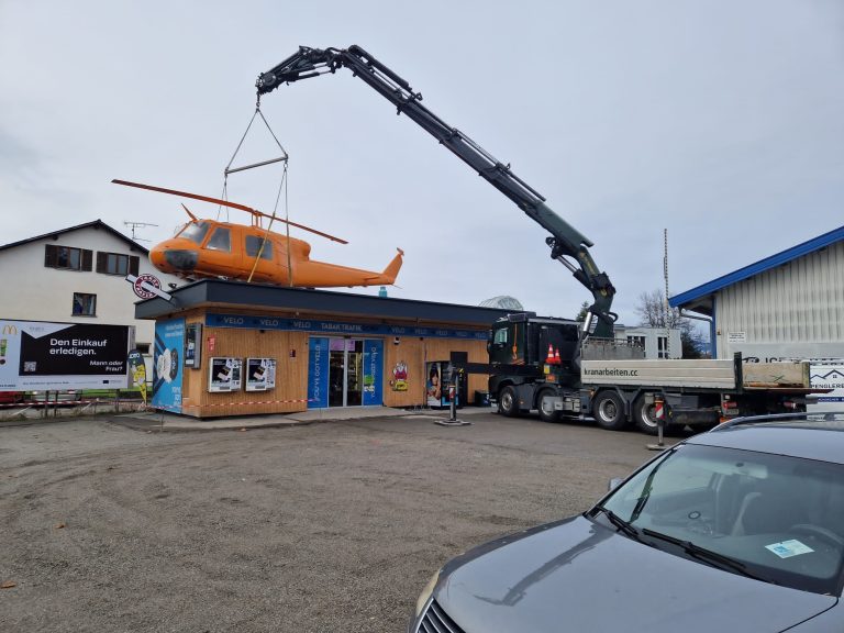 Der Hubschrauber wurde vor wenigen Wochen wieder auf dem Dach der Trafik im Wallenmahd platziert. <span class="copyright">rützler</span>