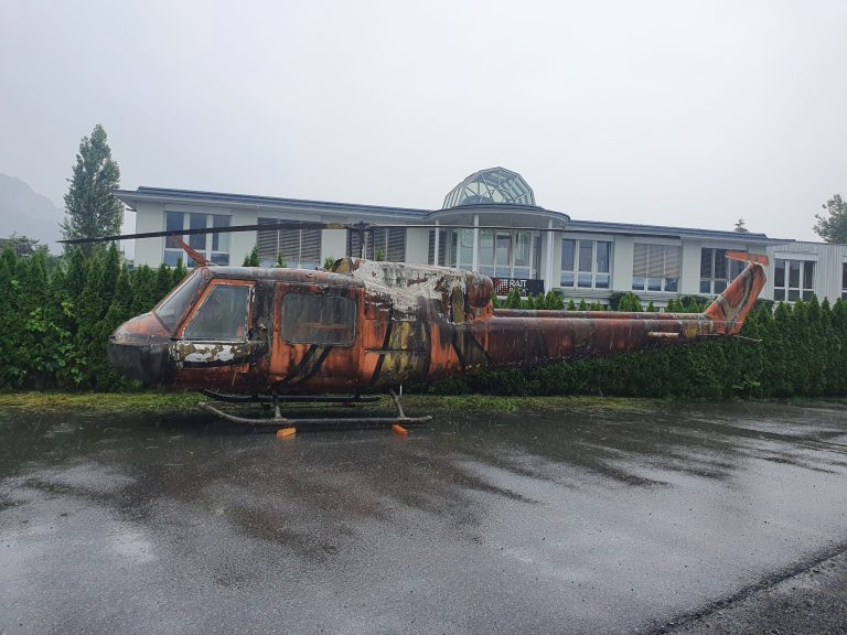 Die Witterung hat dem Heli ordentlich zu schaffen gemacht. Nachdem er neu lackiert wurde, leuchtet er wieder vom Dach des Gebäudes im Wallenmahd.  <span class="copyright">rützler</span>