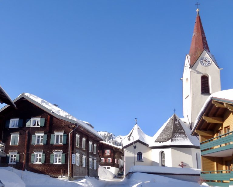 Ein einzigartiges, rund 400 Jahre altes Ensemble bei der Warther Kirche wird durch die adaptierte Stuba (l.) attraktiver gestaltet. <span class="copyright">STP/9</span>