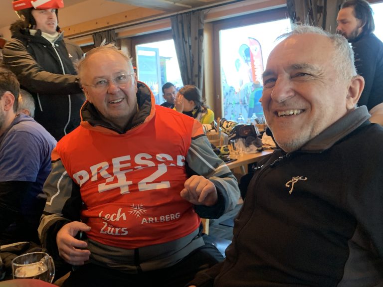 Sepp Lehnhart (rechts) beim lockeren Small Talk mit VN-Redakteur Klaus Hämmerle. Der Sportmanager genoss das Skiabenteuer. <span class="copyright">VN/Adam</span>