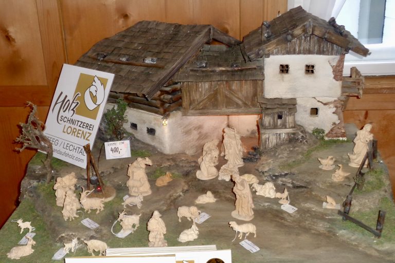 Lechtaler Schnitzkunst darf in der Stuba nicht fehlen. Die alpenländische Krippe ist zugleich ein Hinweis auf den Schauraum der Holzschnitzerei Lorenz, die in Steeg Tausende Figuren präsentiert.