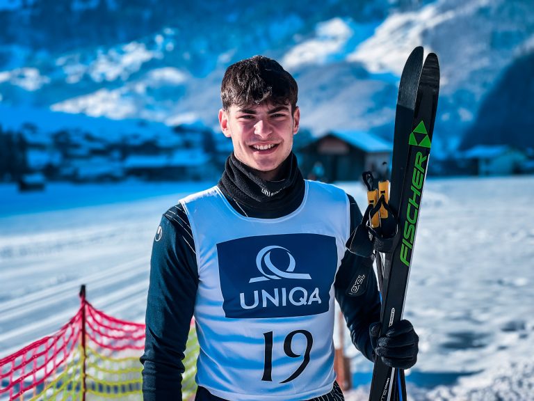 Auch Tormann Simon Nesler-Täubl versuchte sich auf den Langlaufskiern. 