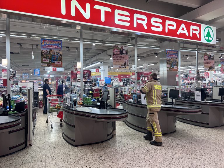 Der Interspar wurde von den Einsatzkräften evakuiert.