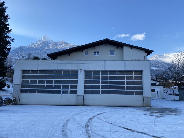 Die Büchel-Garage soll zum neuen Bergrettungsheim umgebaut werden. <span class="copyright">VN/JUN</span>