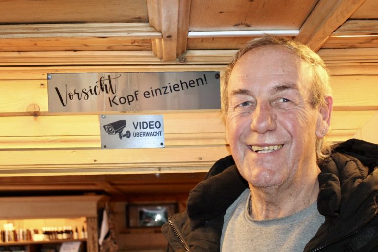 Bei einer Raumhöhe von unter zwei Metern und einem Türstock von nur 1,60 m Höhe ist eine solche Warnung sinnvoll.