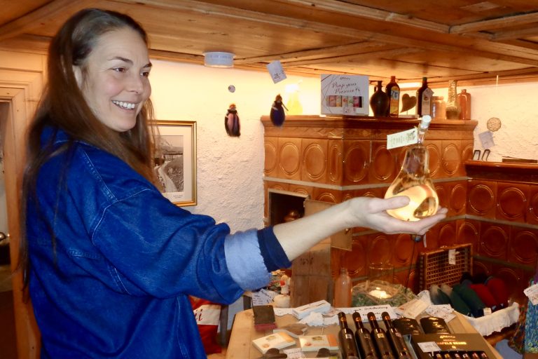 Felizia freut sich, wenn Urlaubsgäste die Stuba besuchen und besondere Souvenirs (z. B. Williams in birnenförmiger Flasche) als Mitbringsel mit nach Hause nehmen.