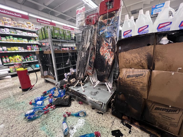Das Feuer wurde im Kassabereich des Interspar-Supermarktes im Messepark gelegt. <span class="copyright">Vlach (4)</span>