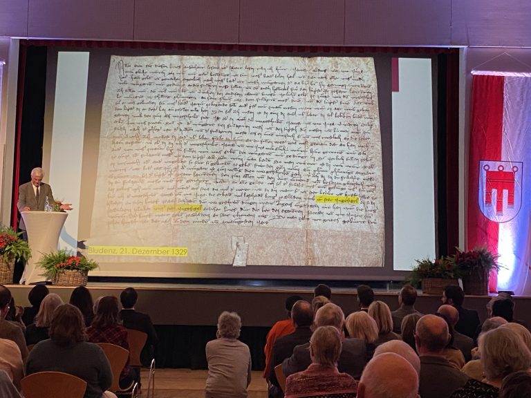 Auch alte Schriften baute Manfred Tschaikner in seine Präsentation ein. <span class="copyright">VN/JUN</span>