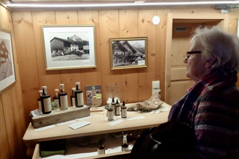 Die Kombination von Fotos und anderen musealen Exponaten mit dem Angebot regionaler Produkte macht aus dem „Kulturraum Stuba Lädele“ ein einzigartiges lebendiges Museumsjuwel.