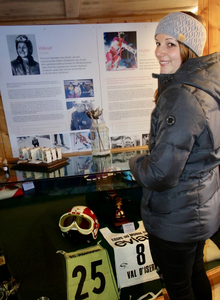 Fotos und Original-Rennausrüstung – u. a. die Startnummer 25, die Wiltrud Drexel 1969 bei ihrem Sensationssieg im Montafon trug, erzählen die Geschichte der ehemaligen Weltklasse-Rennläuferin.