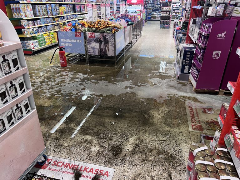 Durch die ausgelöste Sprinkleranlage wurde der Geschäftsbereich stark in Mitleidenschaft gezogen.
