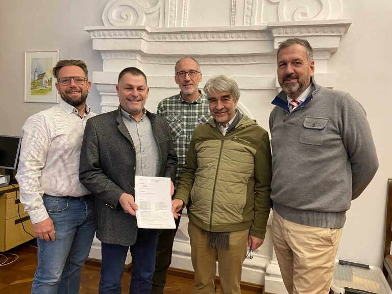 Bei der Vertragsunterzeichnung (v. l.): Vizebürgermeister Roland Köfler, Bürgermeister Martin Konzet, Geschäftsführer Christian Berner und Axel Baudach der Klosterwald GmbH, hinten: Walter Amann von der Forstbetriebsgemeinschaft Jagdberg. <span class="copyright">VN/JUN</span>