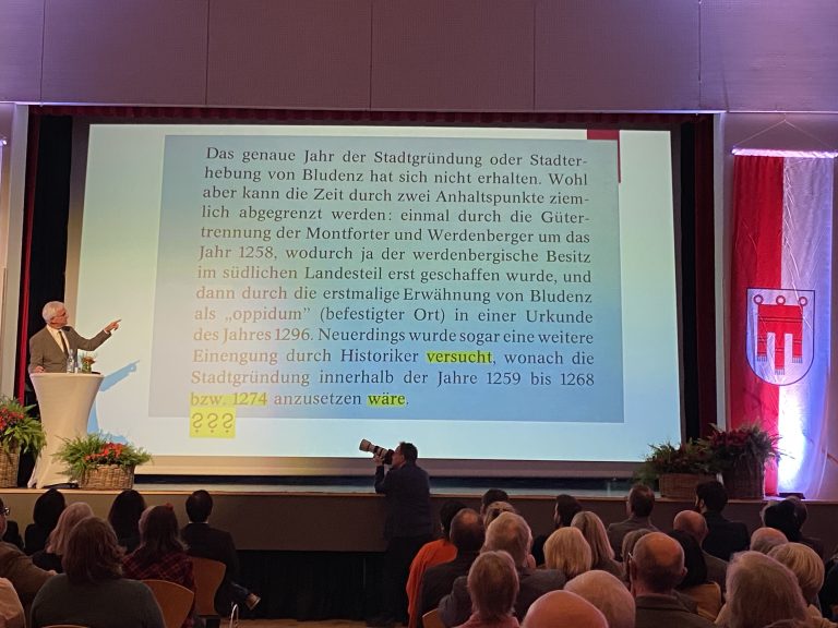 Manfred Tschaikner präsentiert hier ein Auszug aus dem Jubiläumsbuch "700 Jahre Stadt Bludenz." <span class="copyright">VN/JUN</span>