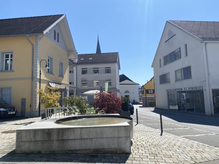 Geprüft wird, ob durch das Ortszentrum von Nüziders eine Begegnungszone entstehen soll. <span class="copyright">VN/JUN</span>