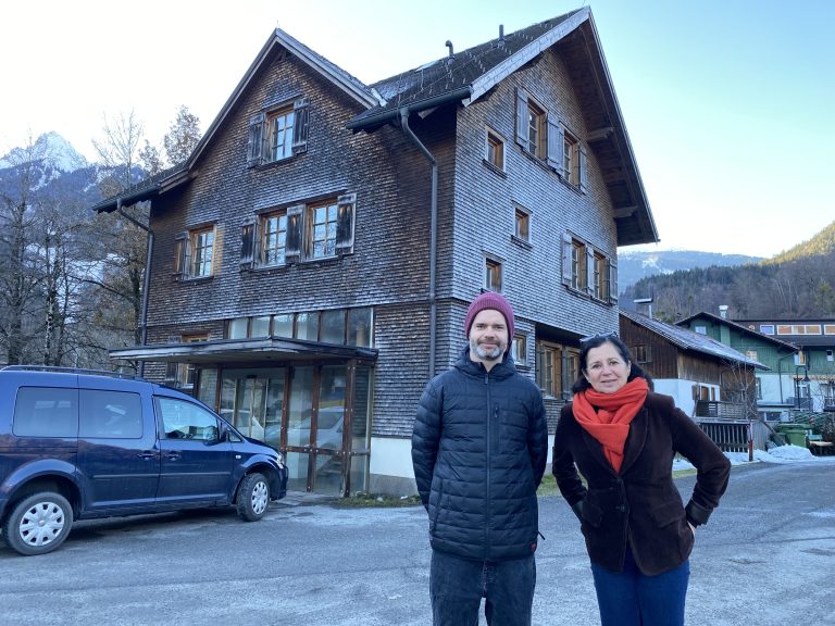 Jugendkoordinatorin des Standes Montafon, Elke Martin, und Jugendarbeiter Michael Kuppelwieser freuen sich über den neuen Standort. VN/JUN