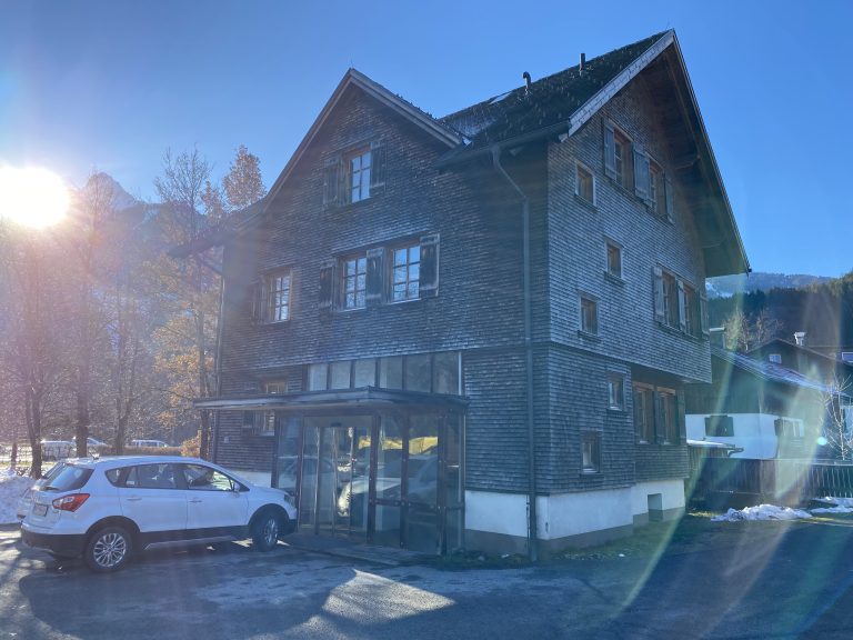 Das Haus mit Schindelfassade ist dreigeschossig und innen saniert worden.