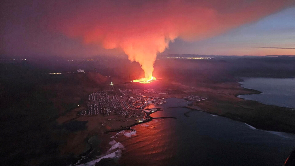 Lava auf Island setzt Häuser in Brand