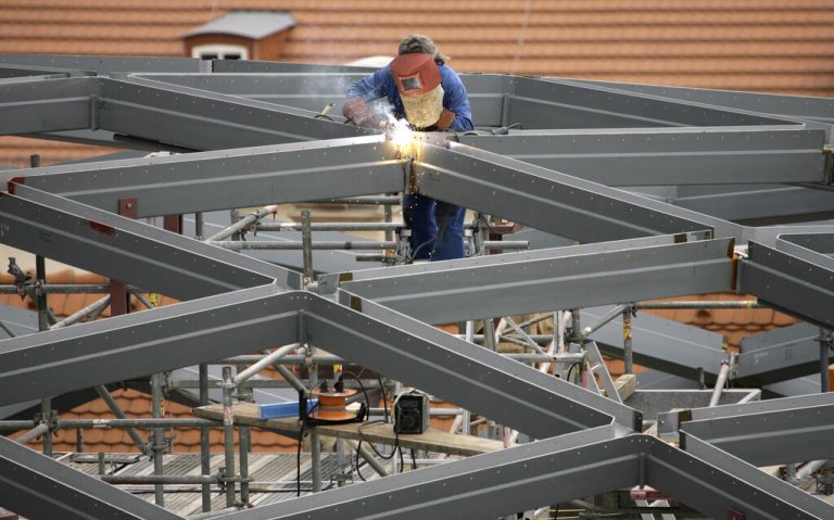 In der Metalltechnischen Industrie hat sich die Auftragslage weiter verschlechtert. Nun kommt die Beschäftigungsklausel zum Einsatz. AP