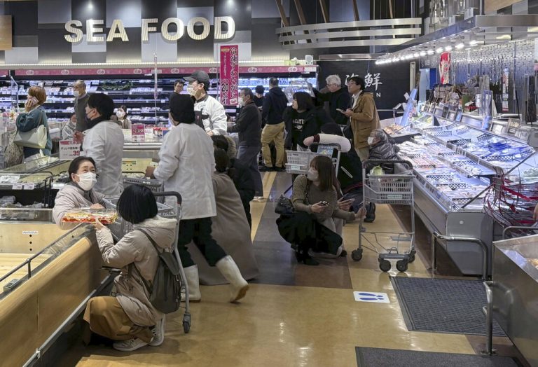 In einem japanischen Supermarkt brach durch das Beben Panik aus. ap