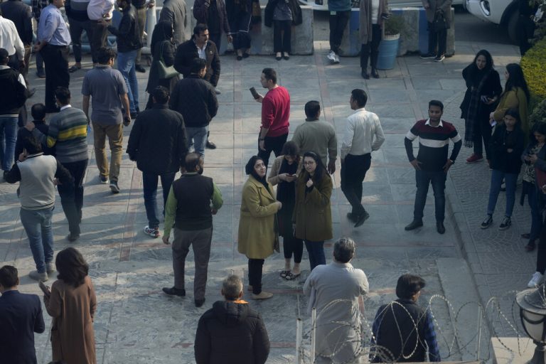 In Islamabad flüchteten Menschen aus ihren Häusern. AP