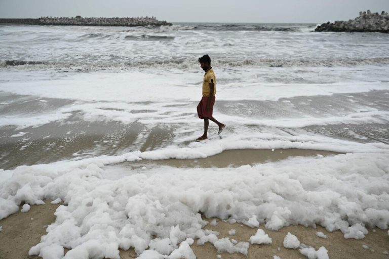 Indien kämpft mit Umweltverschmutzung. Am Strand von Chennai vermischen sich Schadstoffe und der Golf von Bengalen. AFP