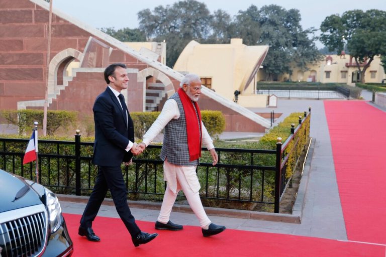 Indiens Premierminister Narendra Modi (r.) und Frankreichs Präsident Emmanuel Macron schütteln sich bei einem Besuch in Jaipur die Hand. Macron wurde mit einem roten Teppich und einer Elefanten-Ehrengarde begrüßt. AFP