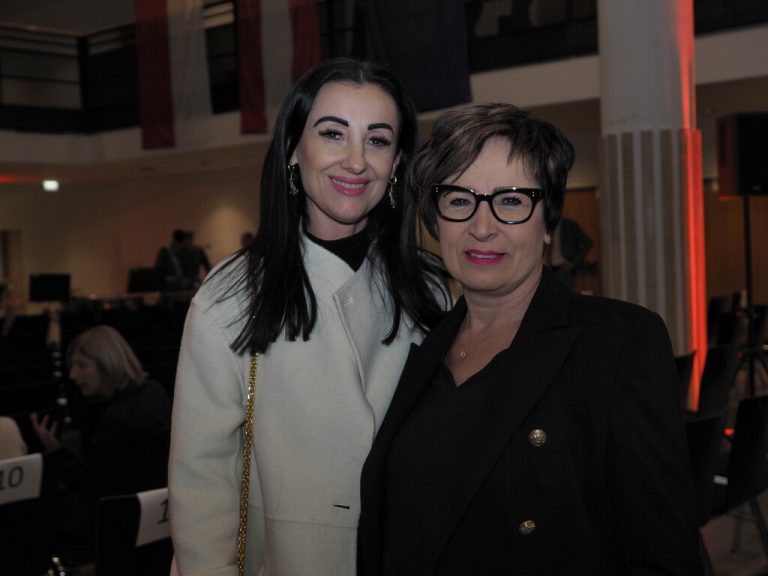 Izeta Gruber (l.) und Andrea Zoll waren ebenso unter den Gästen.