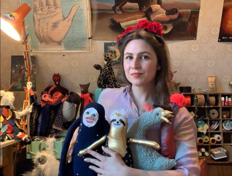 Johanna Marks Weg in die Selbstständigkeit begann mit einer zufälligen Begegnung mit einem goldenen Lama. Heute verkauft sie ihre Textilkunstwerke in alle Welt.<span class="copyright"> FOTO: Medulla textiles</span>