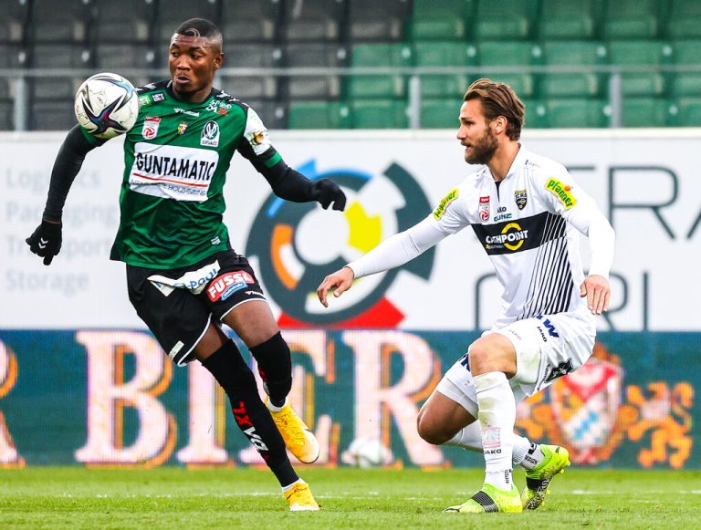 Kennedy Boateng als Abwehrchef der Rieder gegen Altachs Daniel Maderner. Gepa