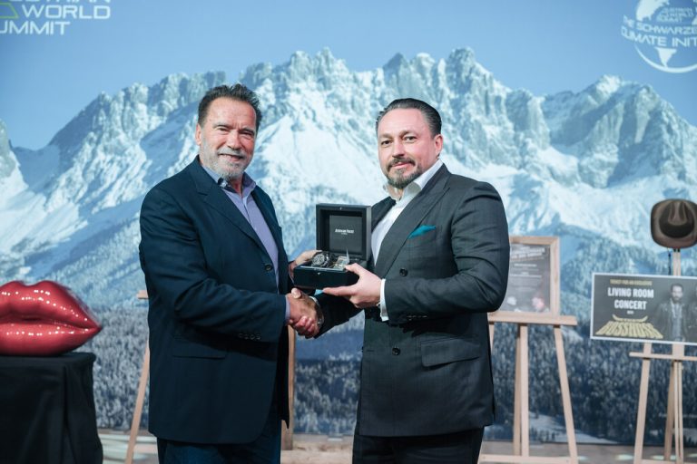 Klemens Hallmann hat die „Luxusuhr“ um 270.000 Euro ersteigert. APA/SCHWARZENEGGER CLIMATE INITIATIVE