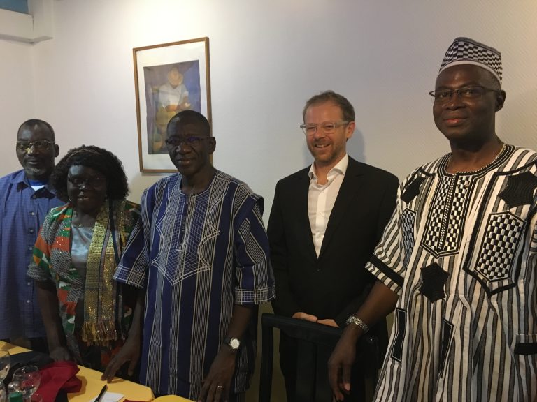 In Burkina Faso baut Michael König wie überall anders auch auf das Wissen und die Erfahrung der Einheimischen.  <span class="copyright">König</span>