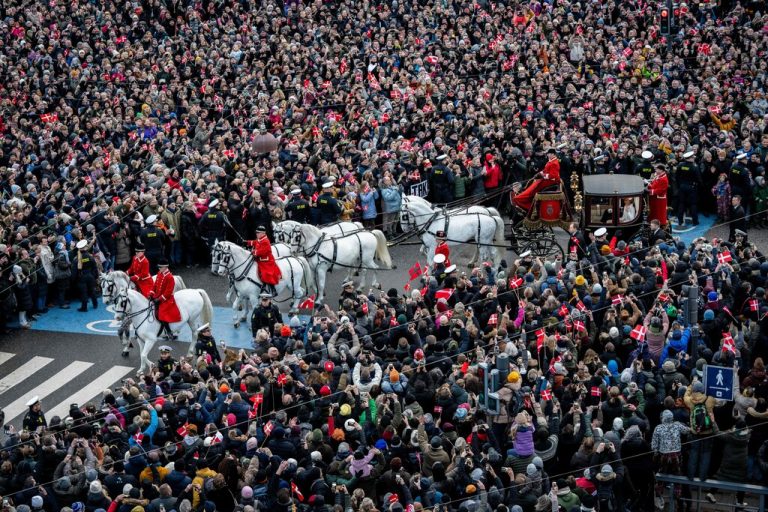König Frederik X. von Dänemark und Königin Mary fahren in einer Kutsche vorbei an der Menge der Gratulanten zurück zum Schloss Amalienborg. ap