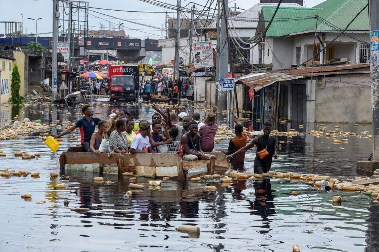 Kongolesen überqueren die Straßen in Kinshasa in einer Piroge (Einbaum). Das Pompage-Viertel ist nach heftigen Regenfällen überflutet. AFP