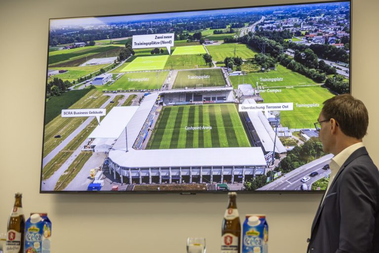 Wallner bestaunt die Altacher Stadionpläne. <span class="copyright"><span class="media-container dcx_media_rtab" data-dcx_media_config="{}" data-dcx_media_type="rtab">VN/ </span>Paulitsch</span>