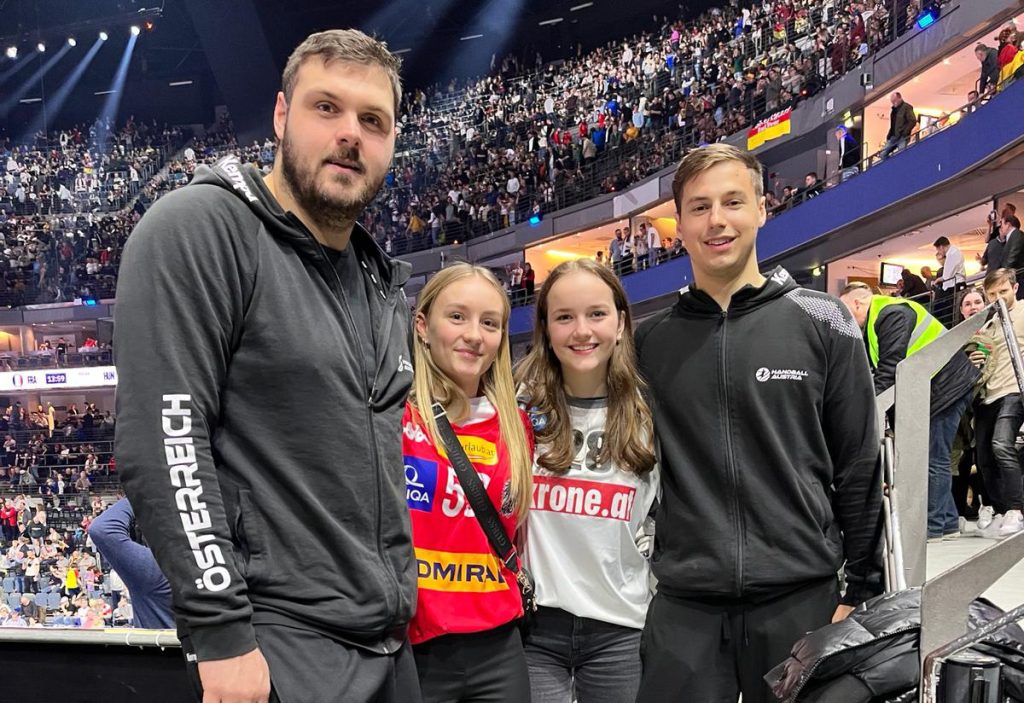 Zwei Teenager auf Stippvisite bei der EURO