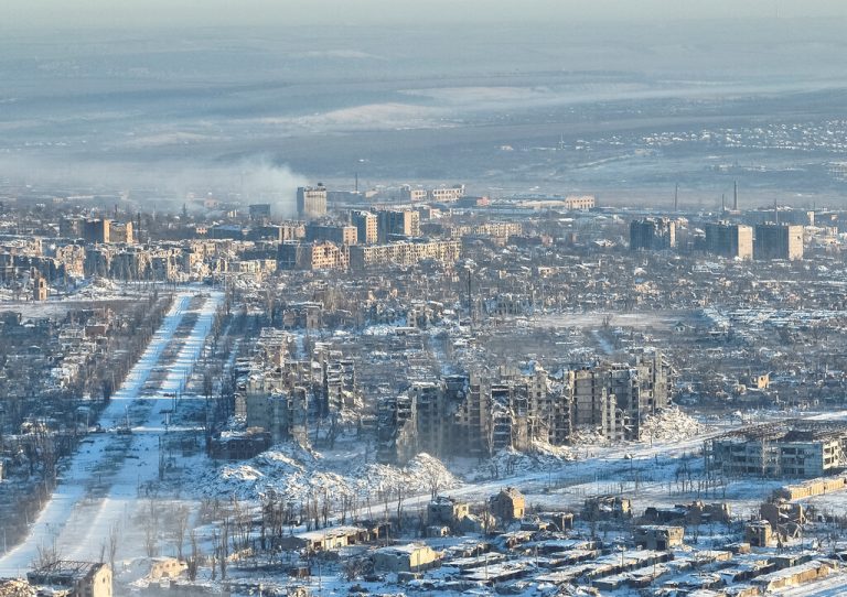 Luftbilder zeigen, wie die Stadt Bachmut in der Ostukraine in den Monaten des Krieges zerstört wurde – und was von ihr geblieben ist. reuters