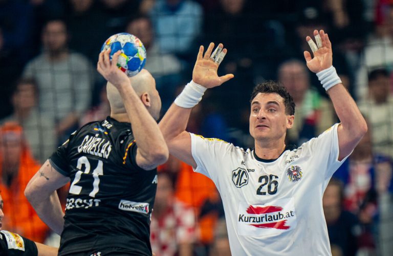 Lukas Herburger blockt den Wurf von Clubkollege Joan Canellas.GEPA