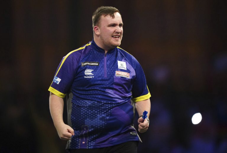 Luke Littler ist erst 16 Jahre alt und steht kurz vor dem Einzug in das WM-Finale im Londoner Alexandra Palace.AP