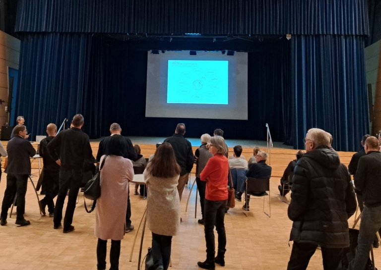 Interessiert verfolgten einige Bürger die informative Abschlusspräsentation der Zentrumsplanung. <span class="copyright">Gemeinde Mäder</span>