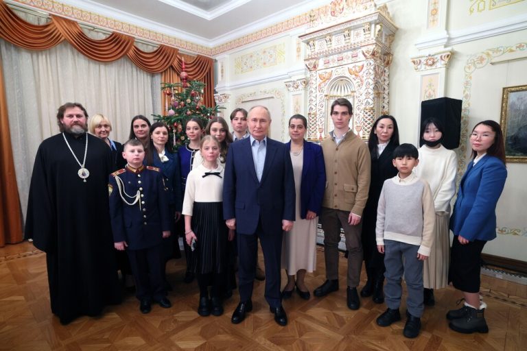 Manchmal sagen Bilder dann auch genug: Diese Familien von gefallenen russischen Soldaten im Krieg in der Ukraine feierten Weihnachten gemeinsam mit Präsident Wladimir Putin. Sputnik