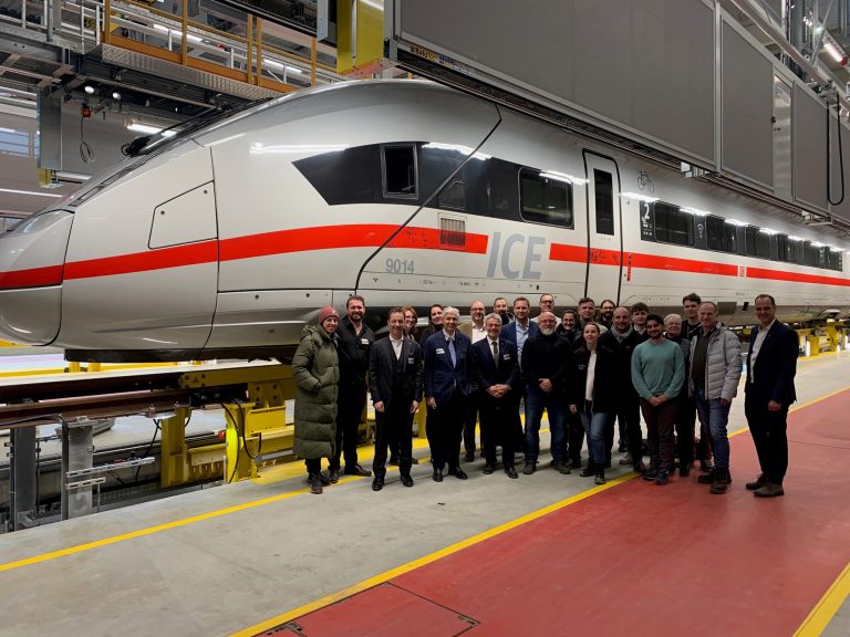 Das Team der Rhomberg Sersa Rail Group feiert die Inbetriebnahme der Instandhaltungshalle des „Neuen Werks Cottbus“. <span class="copyright">Rhomberg Sersa Rail Group</span>