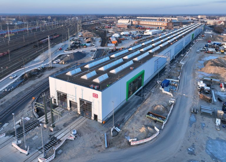 Das „Neue Werk Cottbus“ der DB Fahrzeuginstandhaltung GmbH hat die Arbeit mit der schweren Instandhaltung eines ICE 4, Baureihe 412 aufgenommen. <span class="copyright">Deutsche Bahn AG/Oliver Lang</span>
