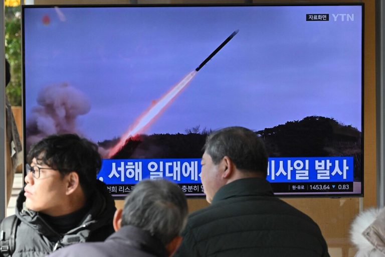 Menschen in Seoul in Südkorea schauen ungläubig auf die Aufnahmen eines nordkoreanischen Raketentests. AFP