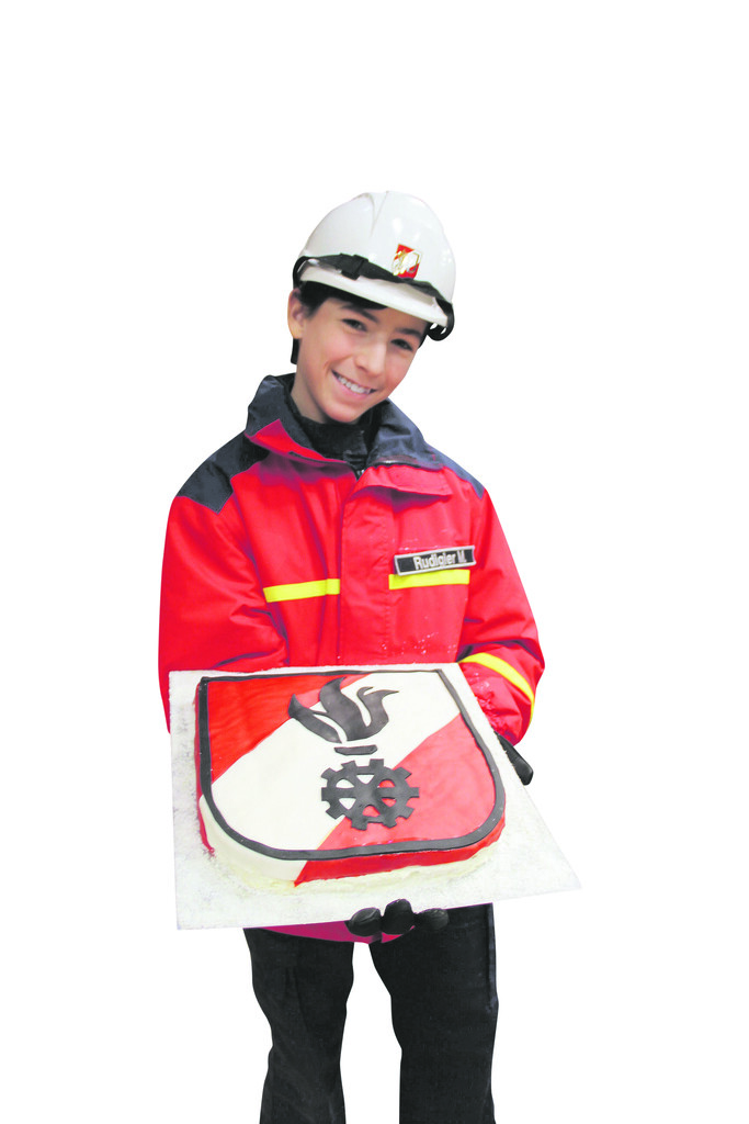Mica Rudigier von der Jugendfeuerwehr brachte eine wundervolle Torte mit zur Jahreshauptversammlung.