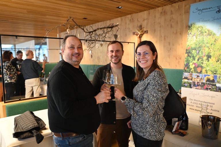 Michael Erath mit Winzer Laurin Seymann und Konstanze Manhart.