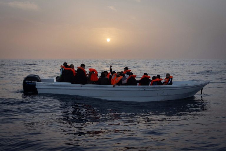 Migranten aus Syrien werden von einem Rettungsteam der spanischen NGO Open Arms vor der libyschen Küste in internationalen Gewässern gerettet. AFP