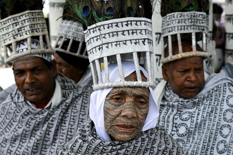 Mitglieder der Ramnami-Bewegung mit Tätowierungen des Namens des Hindu-Gottes auf ihrem Körper singen bei Festival in Indien Hymnen. AFP