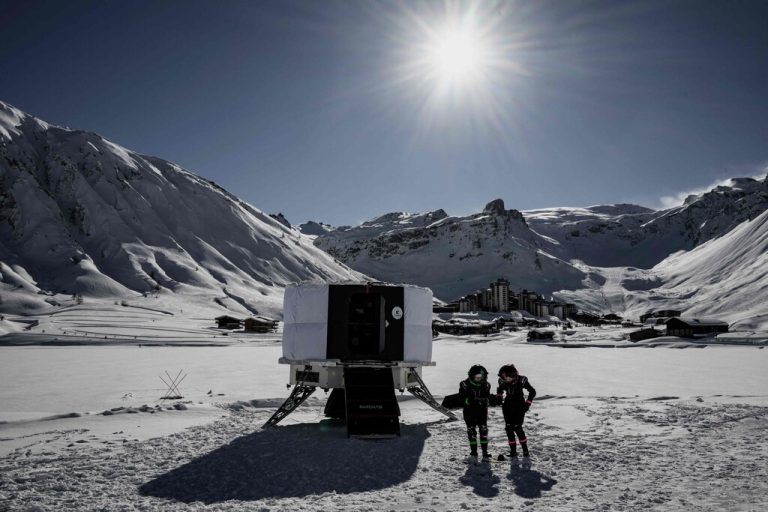 Mondmission im Schnee: Auf dem zugefrorenen Tignes-See in den französischen Alpen testen Forscher derzeit die Weltraumbehausung EuroHab. AFP